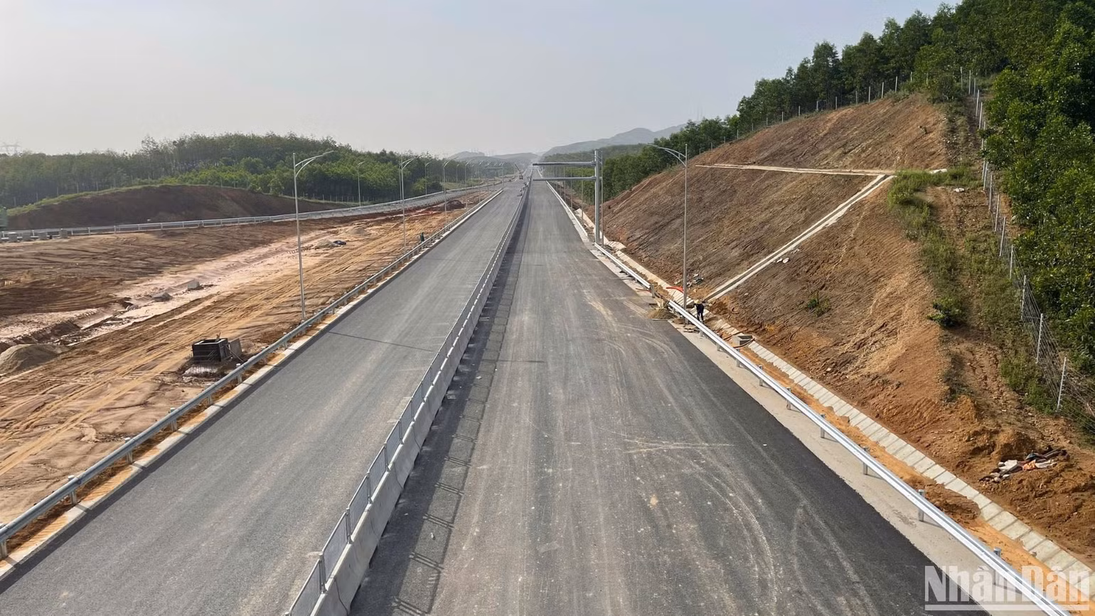 Hệ thống đèn chiếu sáng đã được nhà thầu lắp đặt xong Mái taluy dọc tuyến cao tốc được ốp gạch, trồng cỏ tăng độ thẩm mỹ và kiên cố.