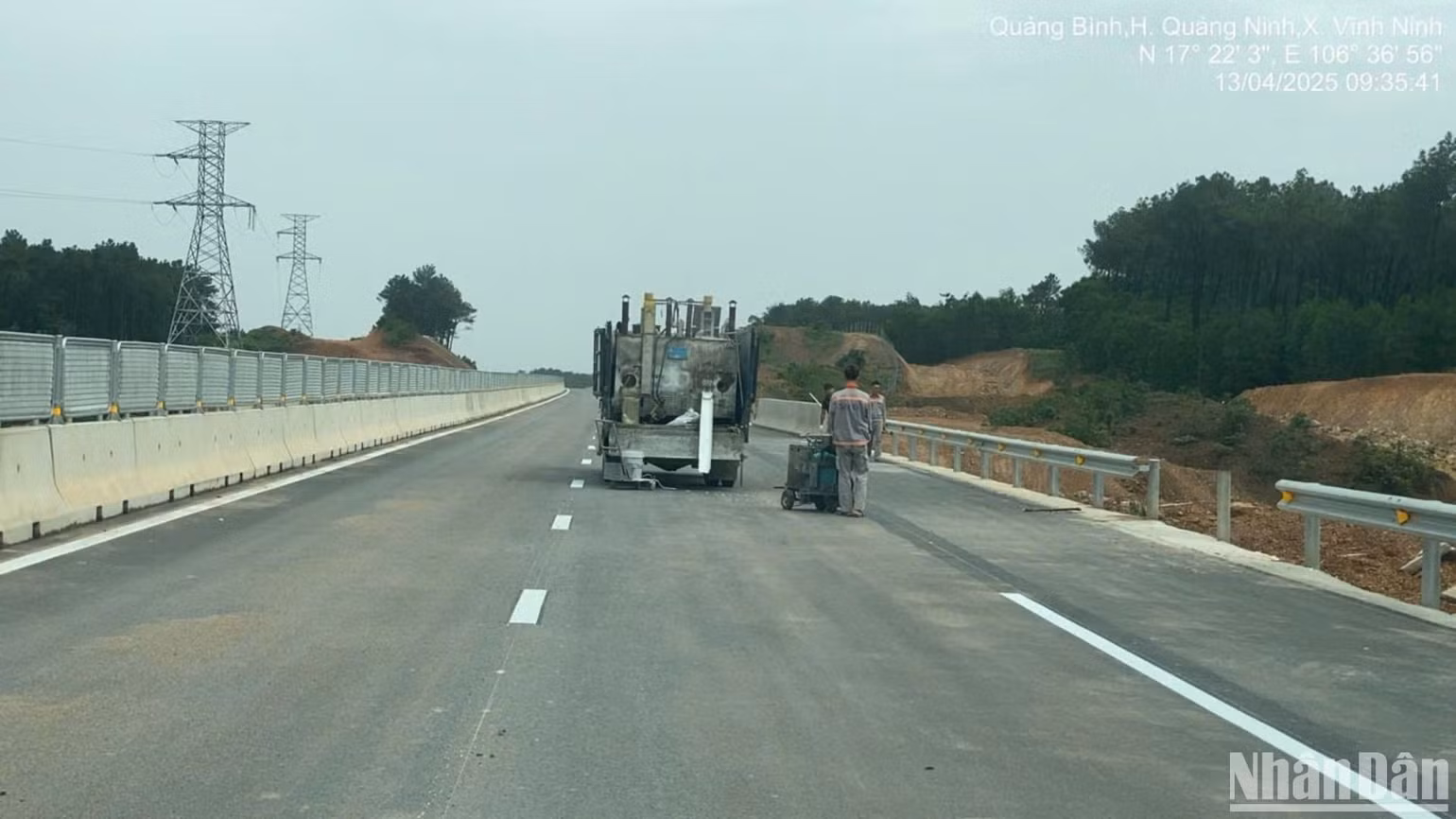 Công nhân kẻ vạch sơn giao thông trên tuyến