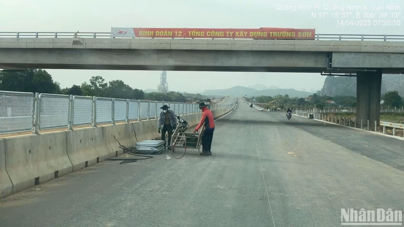 Bên dưới chân cầu vượt đường cao tốc đoạn qua huyện Quảng Ninh, tỉnh Quảng Bình.