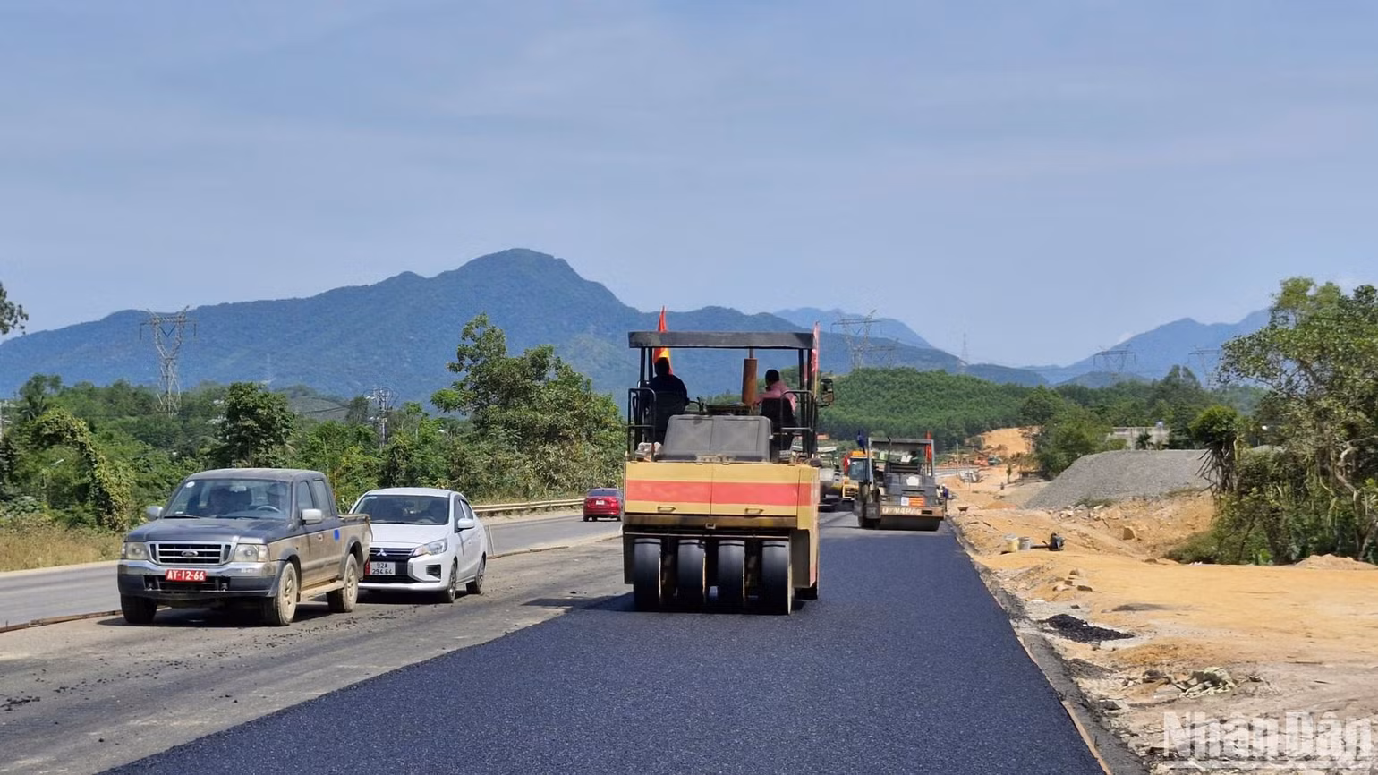 Tuyến đường Hòa Liên-Túy Loan có chiều dài khoảng 11,5km, đi qua 3 xã Hòa Liên, Hòa Sơn, Hòa Nhơn (huyện Hòa Vang, thành phố Đà Nẵng) với quy mô 6 làn xe, bề rộng nền đường 29m. Ở giai đoạn phân kỳ này, tuyến đường sẽ có quy mô 4 làn xe hoàn chỉnh, bề rộng nền đường 22m, mặt đường 14m. Tuyến đường Hòa Liên-Túy Loan có chiều dài khoảng 11,5km, đi qua 3 xã Hòa Liên, Hòa Sơn, Hòa Nhơn (huyện Hòa Vang, thành phố Đà Nẵng) với quy mô 6 làn xe, bề rộng nền đường 29m. Ở giai đoạn phân kỳ này, tuyến đường sẽ có quy mô 4 làn xe hoàn chỉnh, bề rộng nền đường 22m, mặt đường 14m.