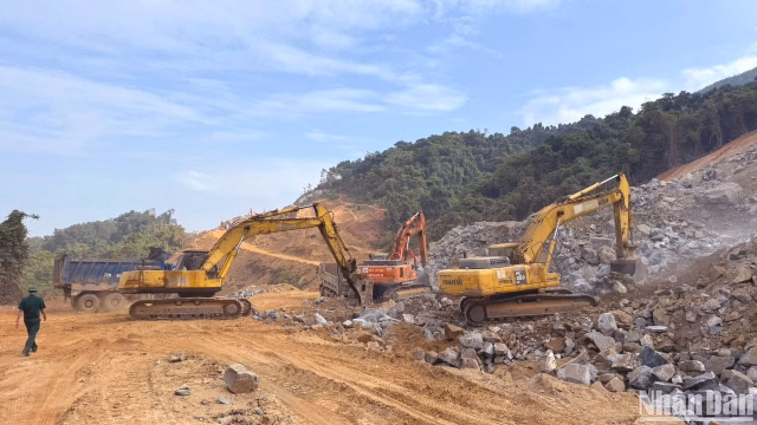 Để đẩy nhanh tiến độ thi công dự án cao tốc bắc-nam đoạn qua Hoài Nhơn-Quy Nhơn, Binh đoàn 12 là đơn vị thi công dự án đã xuyên lễ trong kỳ nghỉ lễ 30/4-1/5 năm nay. Để đẩy nhanh tiến độ thi công dự án cao tốc bắc-nam đoạn qua Hoài Nhơn-Quy Nhơn, Binh đoàn 12 là đơn vị thi công dự án đã xuyên lễ trong kỳ nghỉ lễ 30/4-1/5 năm nay.