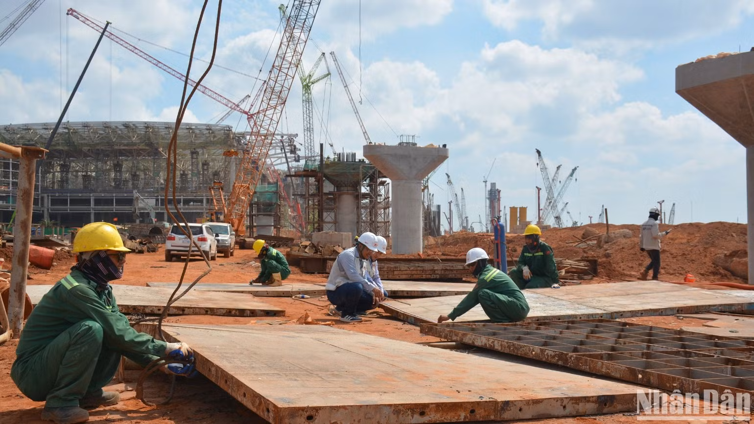 Trên công trường xây dựng Cảng hàng không quốc tế Long Thành: Đại diện chủ đầu tư, nhà thầu, cùng hàng trăm công nhân đều miệt mài làm việc, không có khái niệm nghỉ lễ. Trên công trường xây dựng Cảng hàng không quốc tế Long Thành: Đại diện chủ đầu tư, nhà thầu, cùng hàng trăm công nhân đều miệt mài làm việc, không có khái niệm nghỉ lễ.