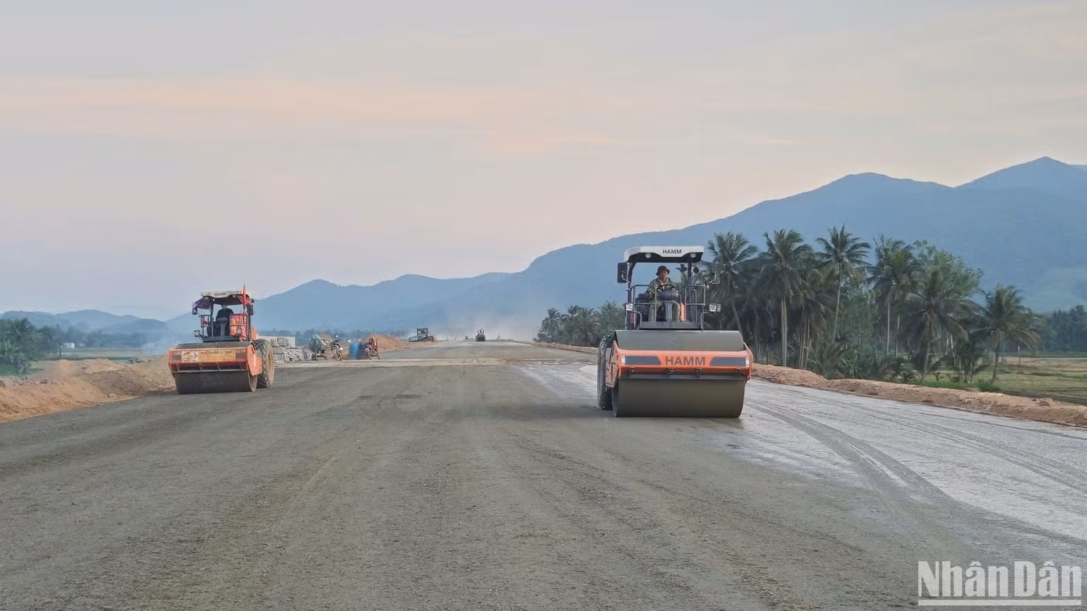 Hiện nay, các nhà thầu đã huy động thêm máy móc, phương tiện, nhân lực để tổ chức thêm nhiều mũi thi công mới để tổng lực tăng tốc thi công cao tốc Hòa Liên-Túy Loan, phấn đấu hoàn thành xây dựng và đưa vào khai thác công trình này vào cuối tháng 8 theo chỉ đạo của Thủ tướng Chính phủ. Hiện nay, các nhà thầu đã huy động thêm máy móc, phương tiện, nhân lực để tổ chức thêm nhiều mũi thi công mới để tổng lực tăng tốc thi công cao tốc Hòa Liên-Túy Loan, phấn đấu hoàn thành xây dựng và đưa vào khai thác công trình này vào cuối tháng 8 theo chỉ đạo của Thủ tướng Chính phủ.
