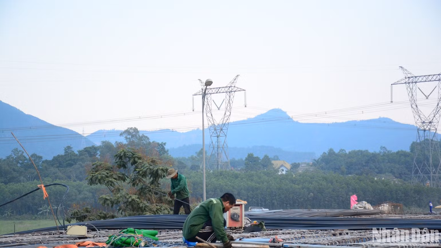 Công trình trên tuyến Hòa Liên-Túy Loan gồm 2 nút giao thông, 11 cầu 8 hầm chui dân sinh, 62 cống các loại, đường gom song hành hai bên đường cao tốc tổng chiều dài hơn 20km. Trong ảnh: Công nhân đang thi công giằng thép bản mặt cầu. Công trình trên tuyến Hòa Liên-Túy Loan gồm 2 nút giao thông, 11 cầu 8 hầm chui dân sinh, 62 cống các loại, đường gom song hành hai bên đường cao tốc tổng chiều dài hơn 20km. Trong ảnh: Công nhân đang thi công giằng thép bản mặt cầu.