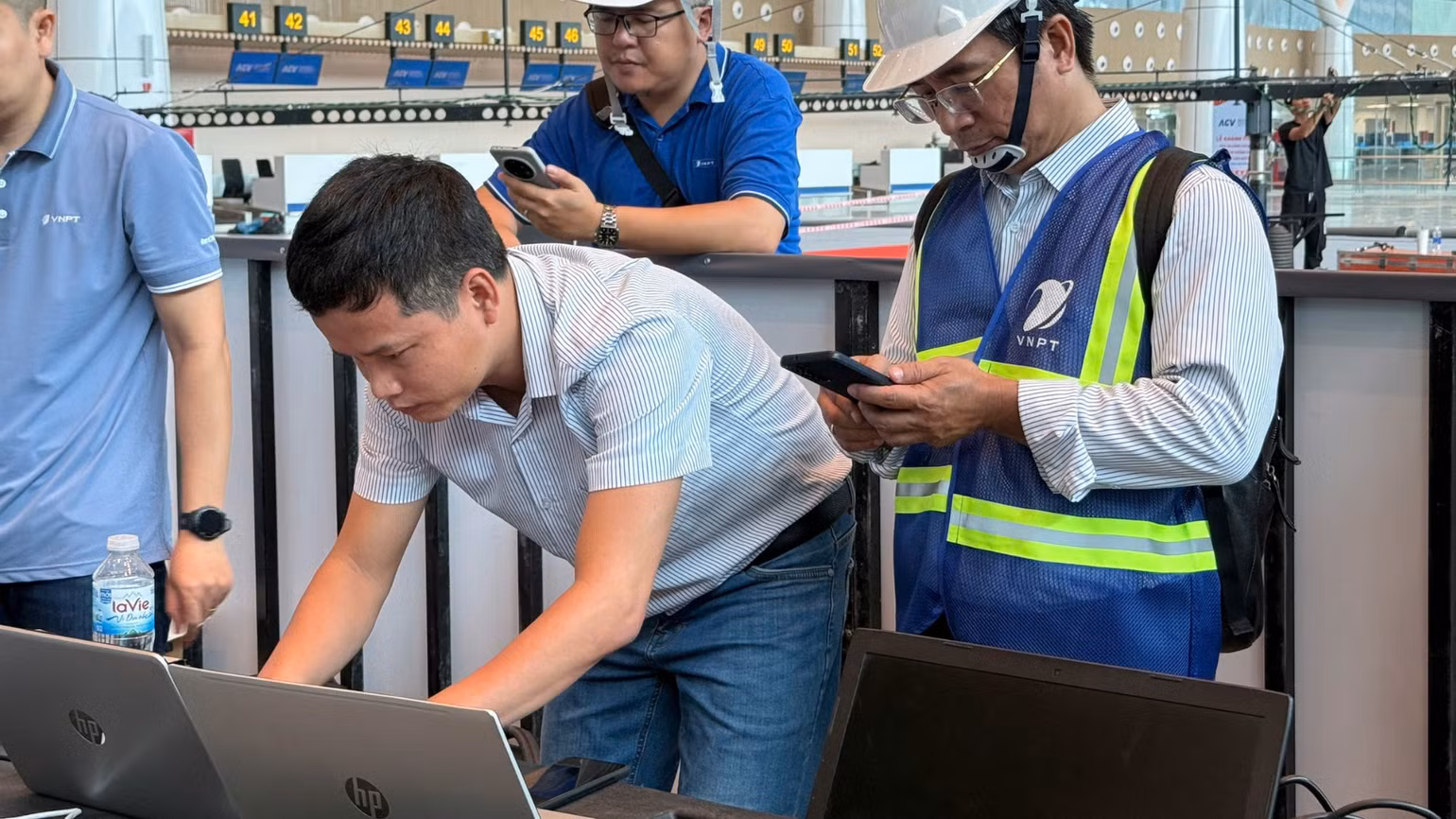 Các kỹ sư VNPT kiểm tra chất lượng sóng VinaPhone 5G tại nhà ga T3. Các kỹ sư VNPT kiểm tra chất lượng sóng VinaPhone 5G tại nhà ga T3.