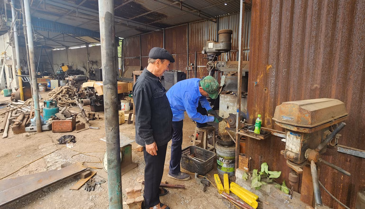 Ông Nguyễn Nhật Thắng và gia đình vẫn cố gắng duy trì nghề truyền thống.