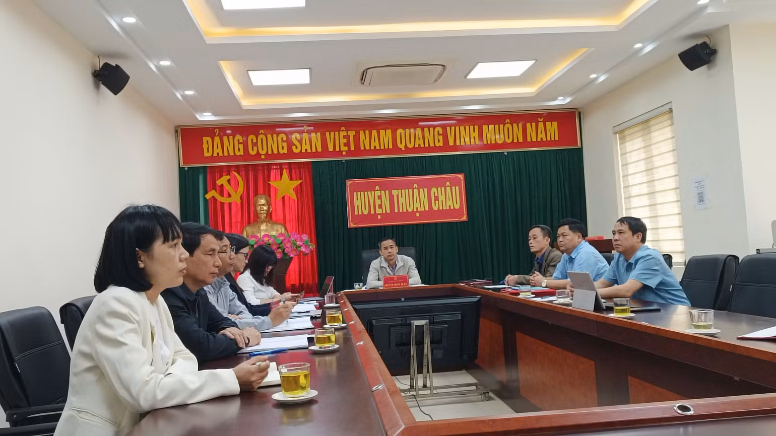 Ngay sau khi xảy ra mưa đá, ảnh hưởng tới người dân, huyện Thuận Châu đã họp chỉ đạo các cơ sở huy động người dân hỗ trợ các hộ bị ảnh hưởng. Ngay sau khi xảy ra mưa đá, ảnh hưởng tới người dân, huyện Thuận Châu đã họp chỉ đạo các cơ sở huy động người dân hỗ trợ các hộ bị ảnh hưởng.