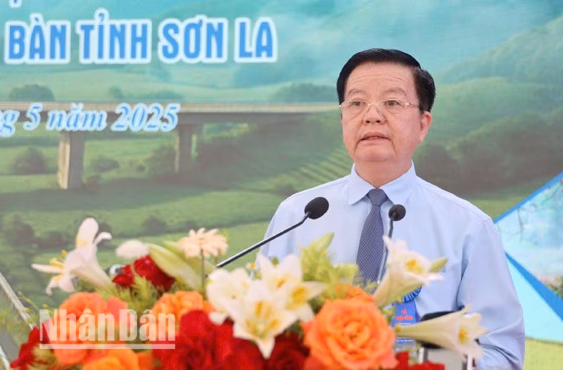 Đồng chí Mai Văn Chính, Phó Thủ tướng Chính phủ, phát biểu tại lễ khởi công tuyến đường bộ cao tốc Hòa Bình-Mộc Châu.