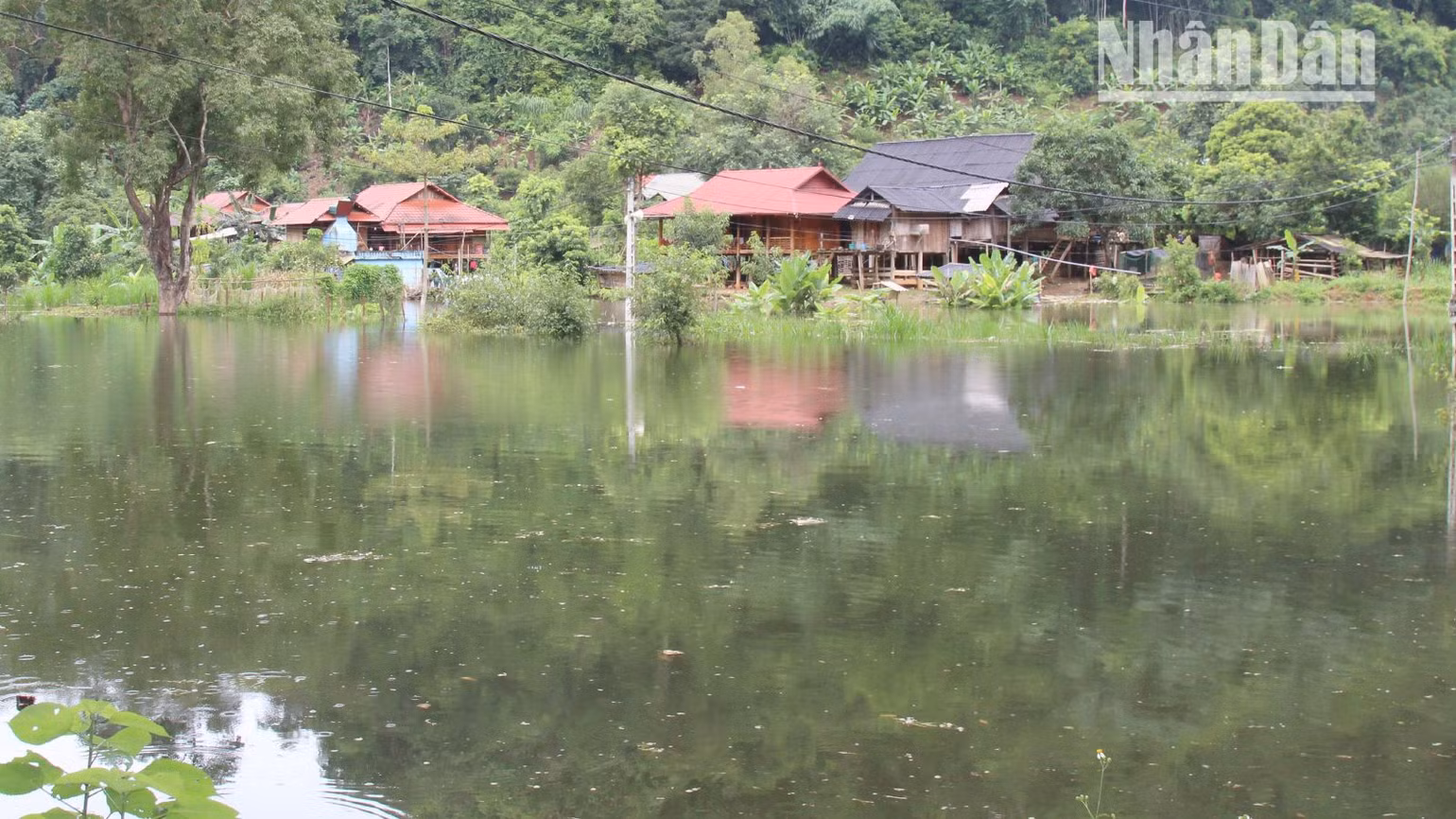 Đến thời điểm này, tại địa bàn thành phố Sơn La vẫn còn nhiều hộ dân có nhà ở bị ngập trong nước. Đến thời điểm này, tại địa bàn thành phố Sơn La vẫn còn nhiều hộ dân có nhà ở bị ngập trong nước.
