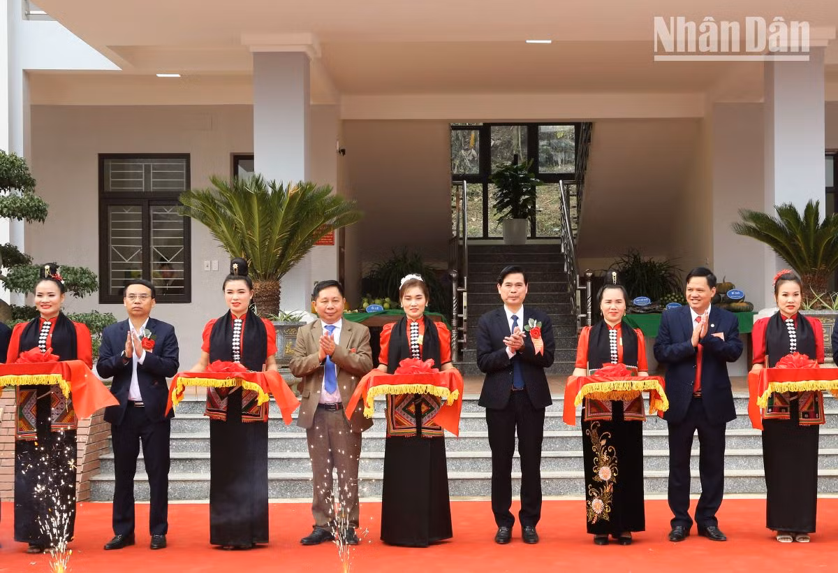 Cắt băng khánh thành trụ sở Đảng ủy, Hội đồng nhân dân, Ủy ban nhân dân xã Mường Lầm.