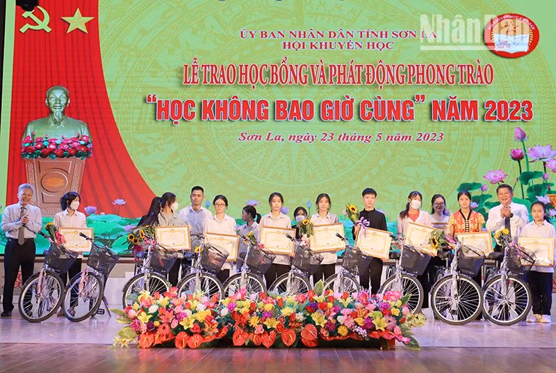 Trao tặng xe đạp cho các học sinh vượt khó, học giỏi.