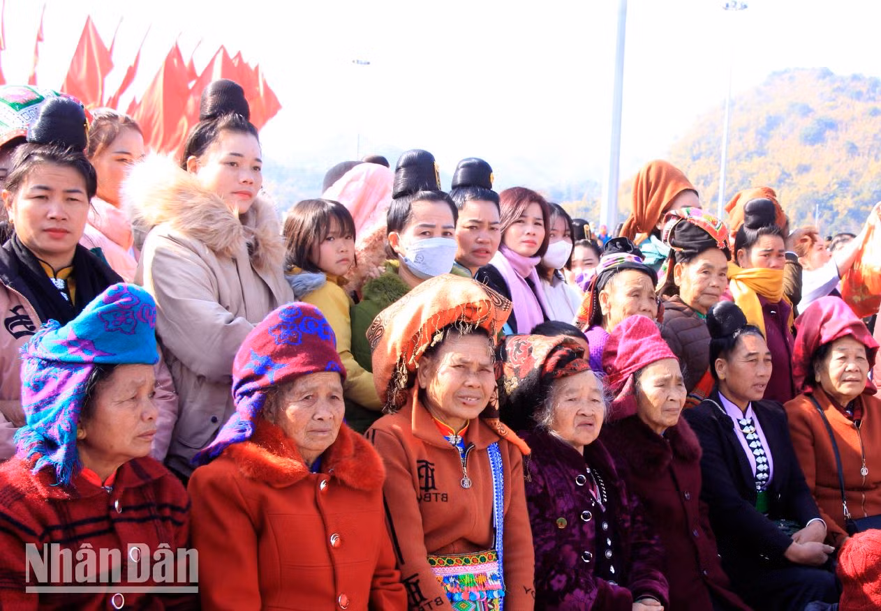 Đông đảo người dân các xã, phường tới tham dự Hội Xuân dâng Bác, mừng Đảng quang vinh. Đông đảo người dân các xã, phường tới tham dự Hội Xuân dâng Bác, mừng Đảng quang vinh.