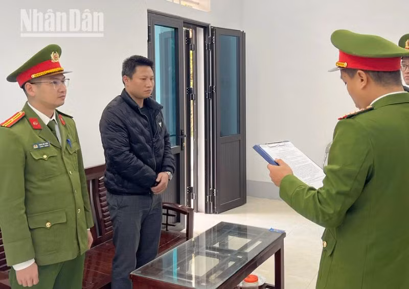Cơ quan Cảnh sát điều tra thi hành lệnh bắt bị can Ngần Việt Phú, cán bộ Chi nhánh Văn phòng Đăng ký đất đai huyện Bắc Yên.