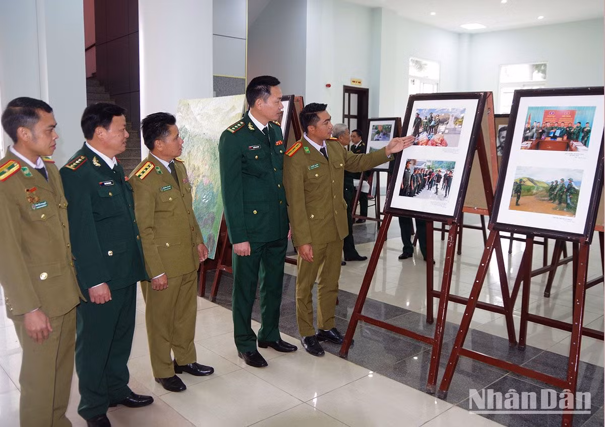 Đại biểu các tỉnh nước bạn Lào và Bộ đội Biên phòng Sơn La tham quan ảnh trưng bày 60 năm truyền thống Bộ đội Biên phòng tỉnh Sơn La. Đại biểu các tỉnh nước bạn Lào và Bộ đội Biên phòng Sơn La tham quan ảnh trưng bày 60 năm truyền thống Bộ đội Biên phòng tỉnh Sơn La.