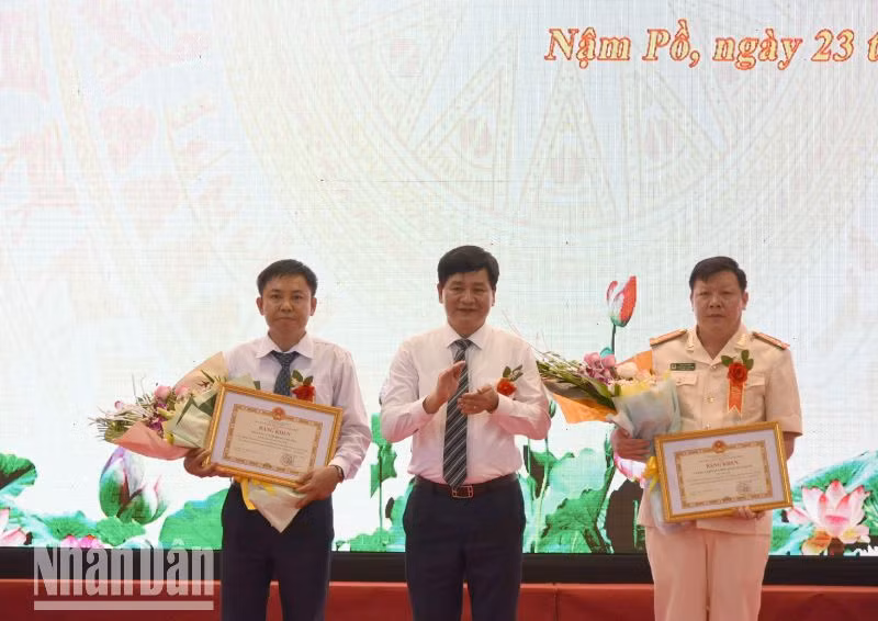 Chủ tịch Ủy ban nhân dân tỉnh Điện Biên tặng Bằng khen cho các tập thể và cá nhân.
