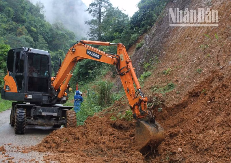 Ban Chỉ huy Quân sự thành phố Sơn La đã huy động 3 máy xúc, 1 xe tải múc đất các điểm sạt ta-luy dương.