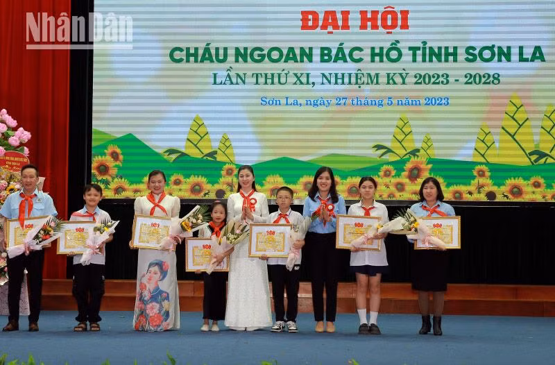 Bí thư Tỉnh đoàn Sơn La tặng Bằng khen cho các tập thể và cá nhân tiêu biểu.