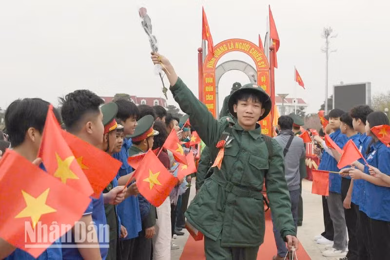 Nhiều công dân tại các huyện, thị xã và thành phố Sơn La đã viết đơn tình nguyện xin nhập ngũ.