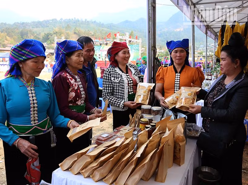 Ngày hội hoa sơn tra tại “miền cổ tích” Ngọc Chiến ảnh 4 Ngày hội hoa sơn tra tại “miền cổ tích” Ngọc Chiến ảnh 4