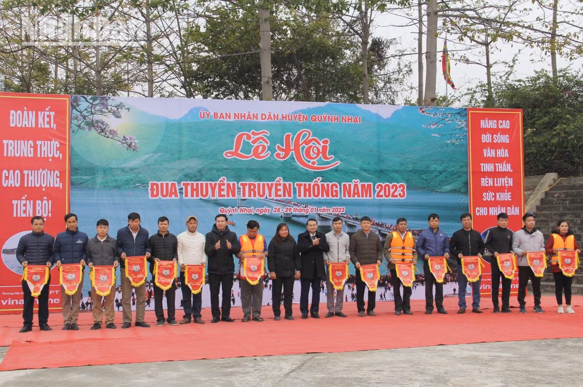 Ban Tổ chức trao cờ lưu niệm cho các đội thi.