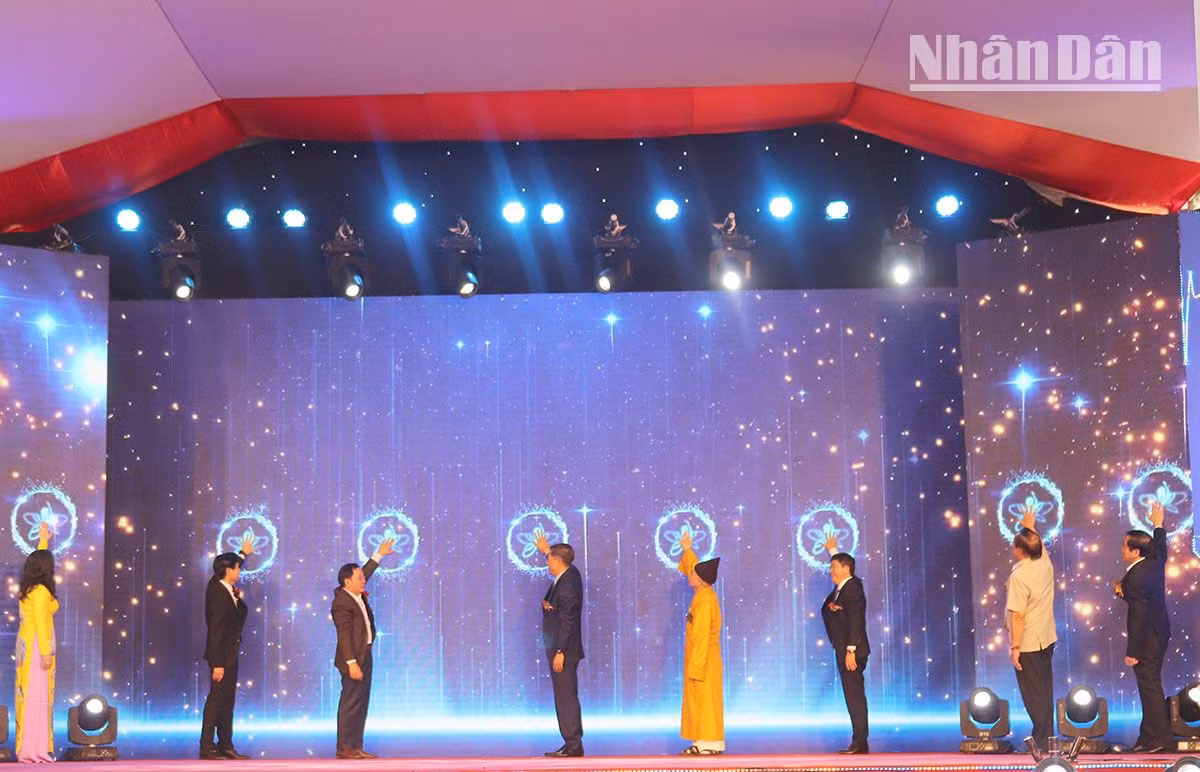 Các đại biểu ấn nút khánh thành nhà máy phân bón Sông Lam Tây Bắc. Các đại biểu ấn nút khánh thành nhà máy phân bón Sông Lam Tây Bắc.