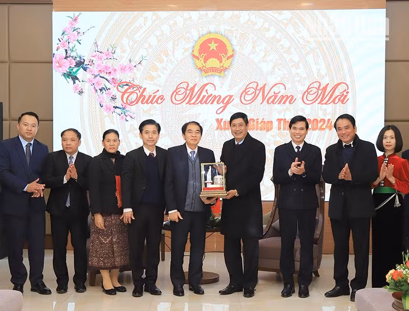 Lãnh đạo tỉnh Huaphanh, nước bạn Lào tặng quà cho tỉnh Sơn La.