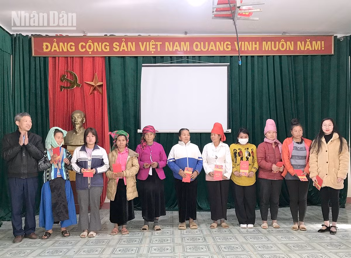 VietinBank chi nhánh tỉnh Sơn La trao quà Tết cho người nghèo, gia đình chính sách xã Chiềng Muôn. VietinBank chi nhánh tỉnh Sơn La trao quà Tết cho người nghèo, gia đình chính sách xã Chiềng Muôn.