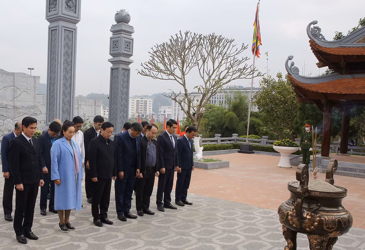 Đoàn công tác đồng chí Phó Thủ tướng Chính phủ Trần Hồng Hà đã đến thắp hương, dâng hoa Chủ tịch Hồ Chí Minh, Đền thờ Bác Hồ tại Quảng trường Tây Bắc.