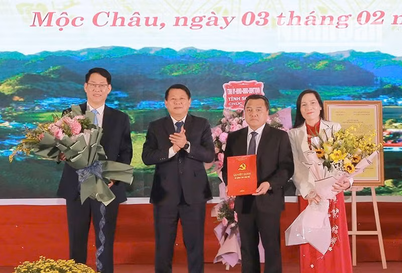 Đồng chí Lò Minh Hùng, Phó Bí thư Thường trực Tỉnh ủy Sơn La trao các quyết định cho lãnh đạo Thị ủy Mộc Châu.
