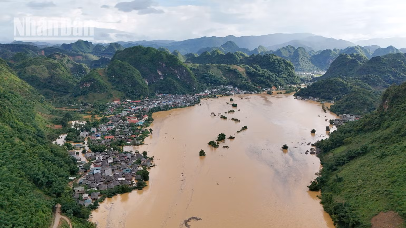 Mưa lũ đã gây ngập úng hơn 270 hộ tại các bản của xã Tông Cọ, huyện Thuận Châu, trong đó có 39 hộ bị ngập hoàn toàn.
