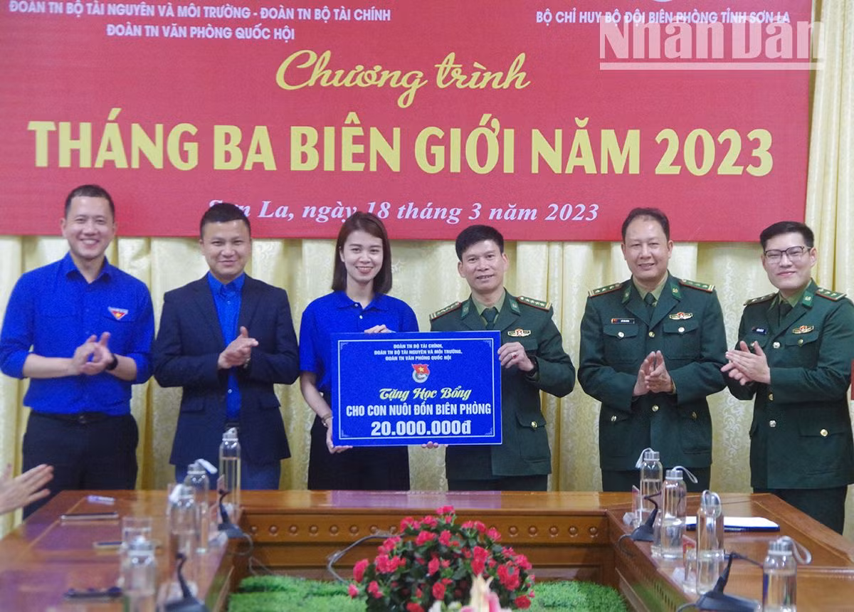 Đoàn công tác trao tặng 20 triệu đồng cho các “Con nuôi đồn biên phòng”.