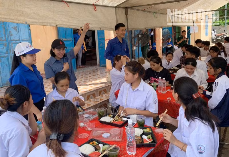740 thí sinh tại các bản, khu vực xa điểm thi đã được hỗ trợ bữa ăn trưa, bữa ăn sáng miễn phí. 740 thí sinh tại các bản, khu vực xa điểm thi đã được hỗ trợ bữa ăn trưa, bữa ăn sáng miễn phí.