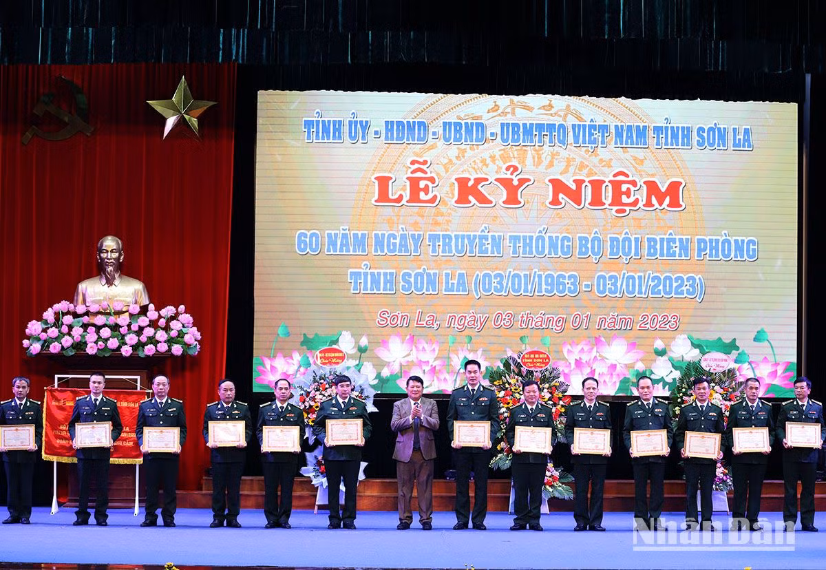 Ủy ban nhân dân tỉnh Sơn La tặng Bằng khen cho các cá nhân có thành tích xuất sắc. Ủy ban nhân dân tỉnh Sơn La tặng Bằng khen cho các cá nhân có thành tích xuất sắc.