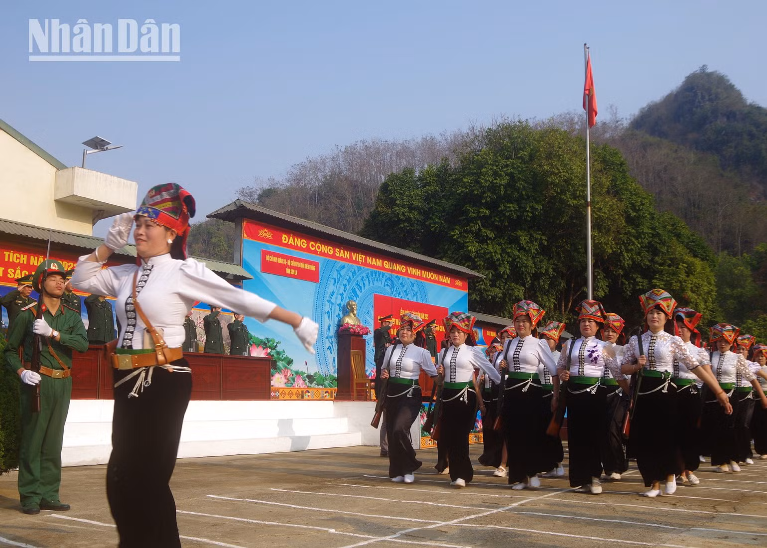 Khối dân quân tự vệ diễu binh qua lễ đài trong lễ ra quân huấn luyện năm 2023. Khối dân quân tự vệ diễu binh qua lễ đài trong lễ ra quân huấn luyện năm 2023.