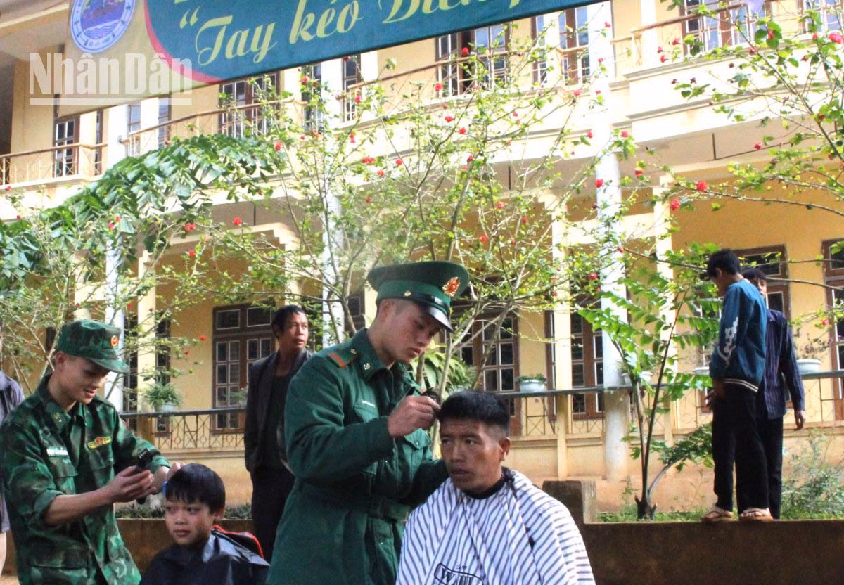 Các "tay kéo biên phòng" cắt tóc miễn phí cho người dân xã biên giới Chiềng On. Các "tay kéo biên phòng" cắt tóc miễn phí cho người dân xã biên giới Chiềng On.