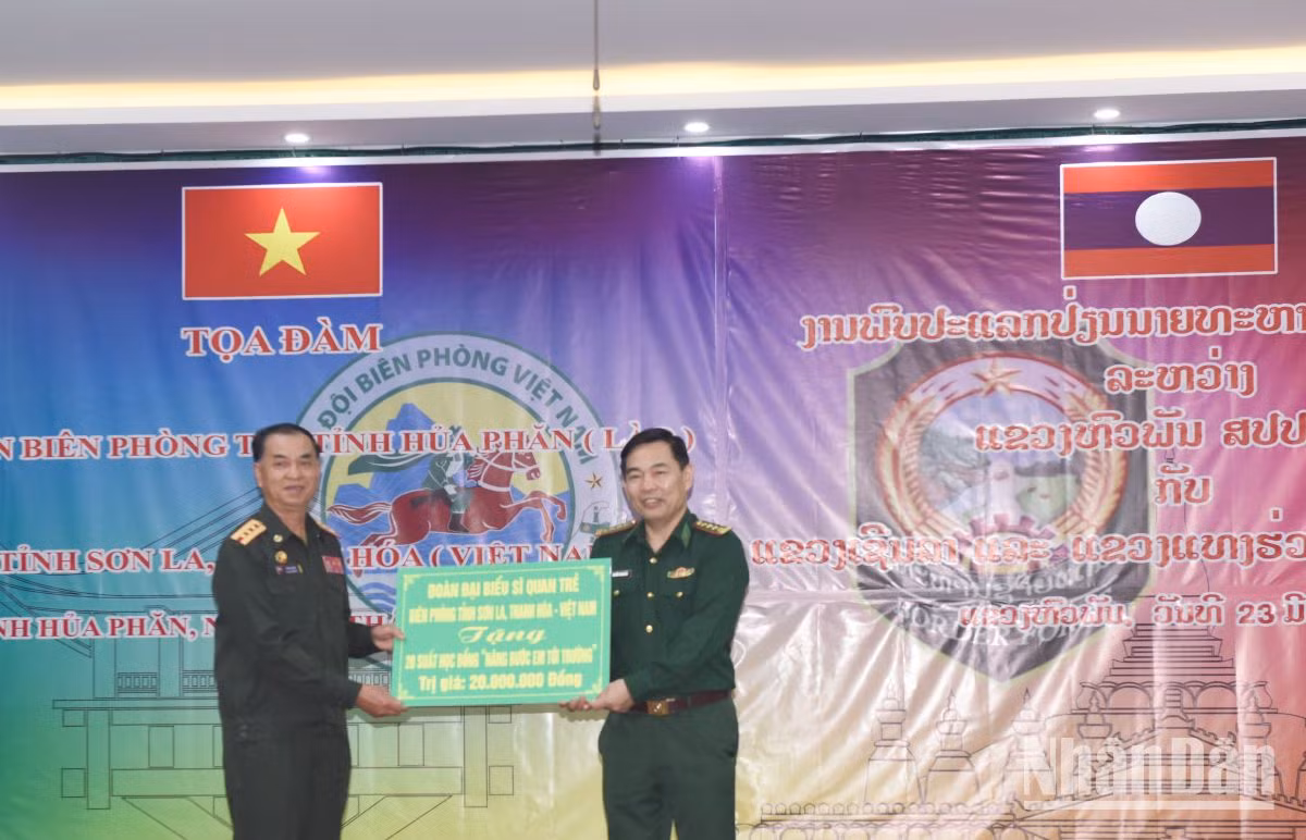 Đại diện đoàn sĩ quan trẻ trao tặng học bổng cho các em học sinh nghèo vượt khó của tỉnh Houaphan. Đại diện đoàn sĩ quan trẻ trao tặng học bổng cho các em học sinh nghèo vượt khó của tỉnh Houaphan.