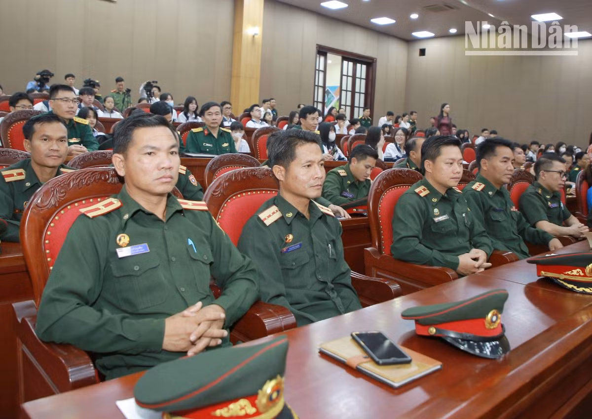 Đại biểu nước Cộng hòa Dân chủ Nhân dân Lào tham dự Hội thảo. Đại biểu nước Cộng hòa Dân chủ Nhân dân Lào tham dự Hội thảo.