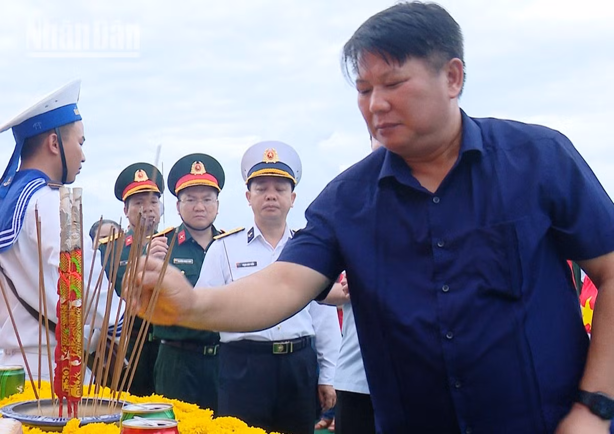 Đoàn công tác dâng hương tưởng niệm, tri ân các cán bộ, chiến sĩ đã anh dũng hy sinh vì sự nghiệp bảo vệ chủ quyền biển đảo của Tổ quốc tại thềm lục địa phía nam của Tổ quốc. Đoàn công tác dâng hương tưởng niệm, tri ân các cán bộ, chiến sĩ đã anh dũng hy sinh vì sự nghiệp bảo vệ chủ quyền biển đảo của Tổ quốc tại thềm lục địa phía nam của Tổ quốc.
