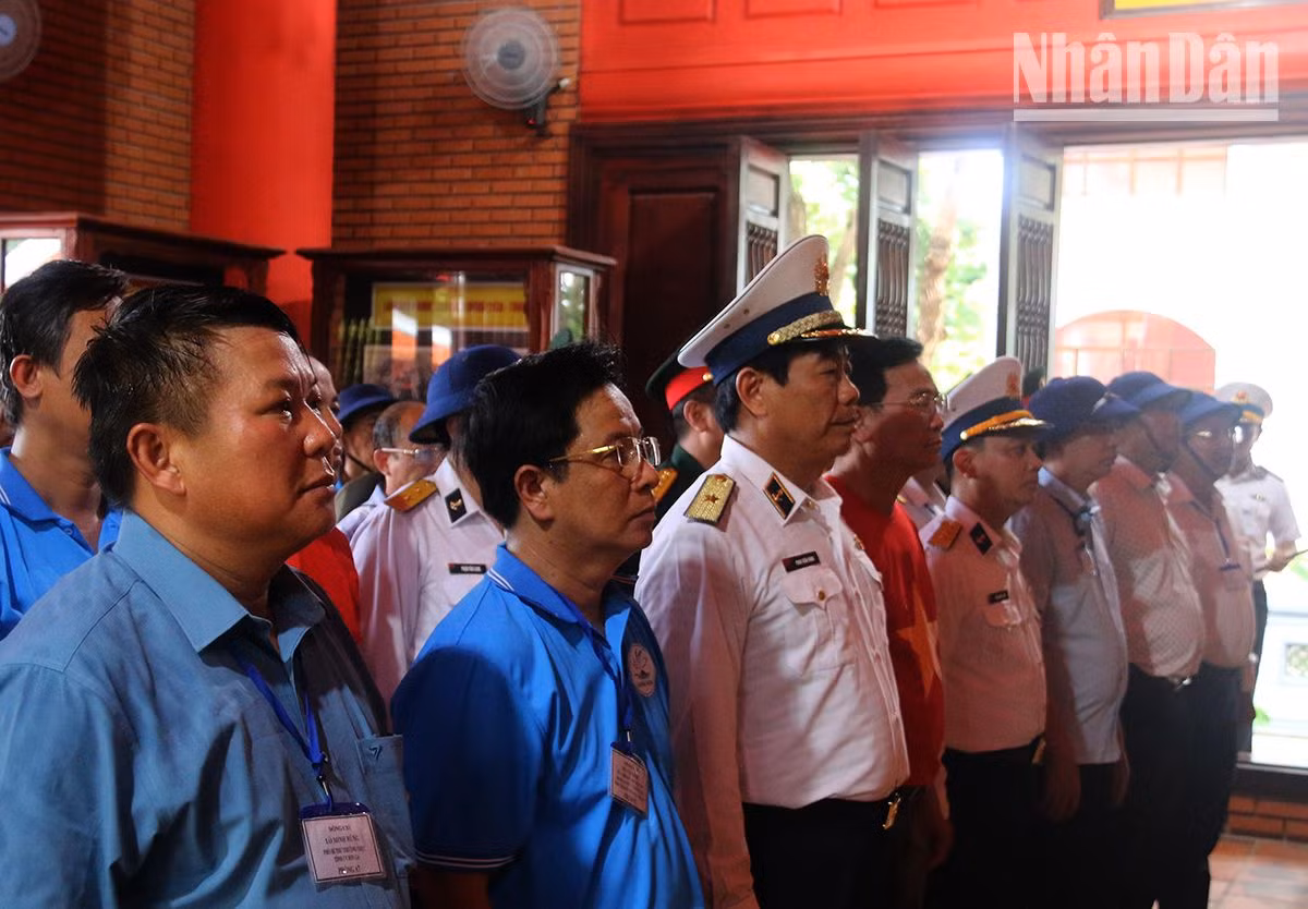 Đoàn công tác dâng hương tưởng niệm Chủ tịch Hồ Chí Minh tại đảo Trường Sa lớn. Đoàn công tác dâng hương tưởng niệm Chủ tịch Hồ Chí Minh tại đảo Trường Sa lớn.