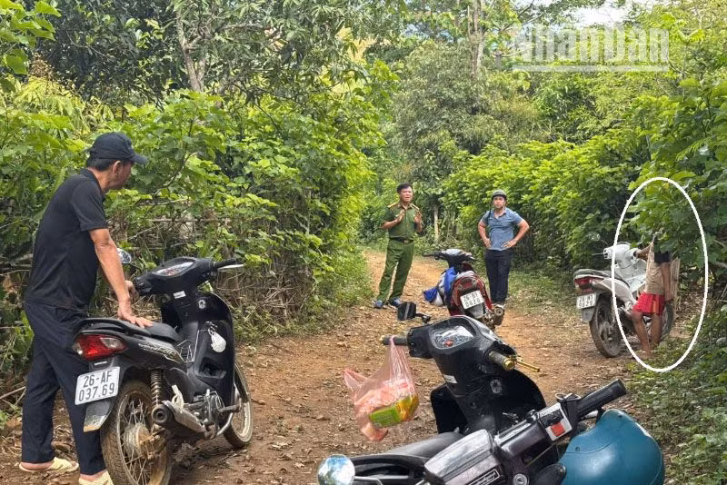 Lực lượng chức năng tuyên truyền, vận động tại khu vực đối tượng bỏ trốn.