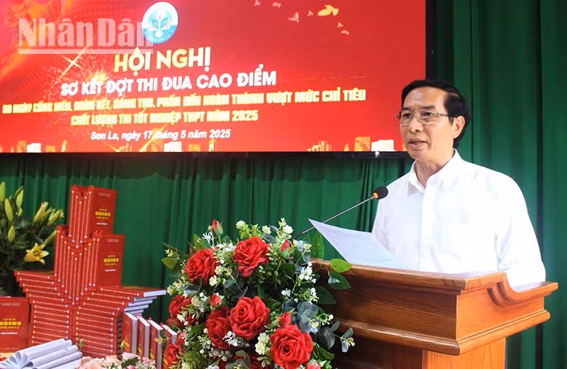 Phó Giáo sư, Tiến sĩ Nguyễn Huy Hoàng, Giám đốc Sở Giáo dục và Đào tạo tỉnh Sơn La phát biểu tại Hội nghị. Phó Giáo sư, Tiến sĩ Nguyễn Huy Hoàng, Giám đốc Sở Giáo dục và Đào tạo tỉnh Sơn La phát biểu tại Hội nghị.
