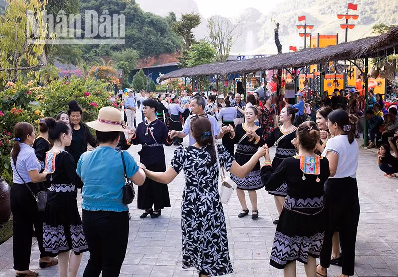 Dịp này đến với tỉnh Sơn La, du khách sẽ được trải nghiệm, hòa mình vào các hoạt động văn hóa, nghệ thuật đậm bản sắc đồng bào các dân tộc Tây Bắc. Dịp này đến với tỉnh Sơn La, du khách sẽ được trải nghiệm, hòa mình vào các hoạt động văn hóa, nghệ thuật đậm bản sắc đồng bào các dân tộc Tây Bắc.