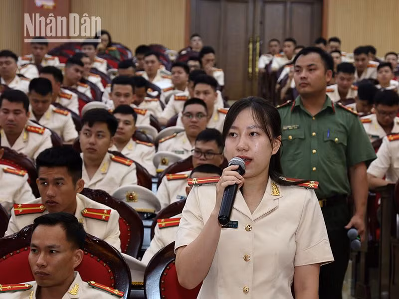 Đoàn viên, thanh niên công an các xã, phường trên địa bàn tỉnh Sơn La đặt câu hỏi với Đảng ủy, Ban Giám đốc Công an tỉnh.