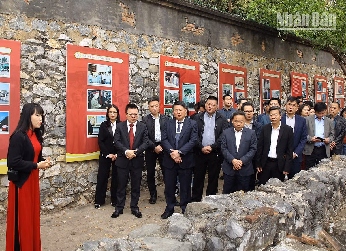 Đoàn công tác Báo Nhân Dân và lãnh đạo tỉnh Sơn La thăm Khu di tích Quốc gia đặc biệt Nhà tù Sơn La.