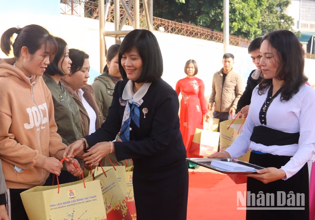 Tặng quà cho đoàn viên, người lao động có hoàn cảnh khó khăn. Tặng quà cho đoàn viên, người lao động có hoàn cảnh khó khăn.