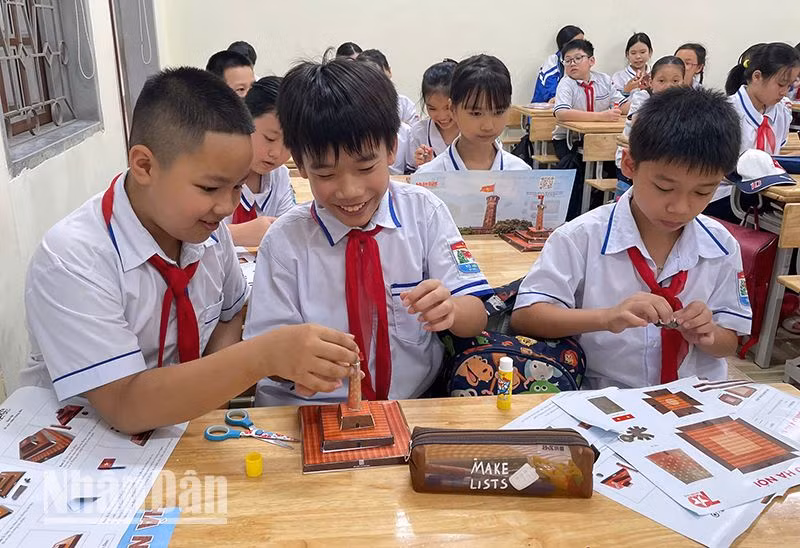 Theo đánh giá của các giáo viên tại các trường học của Sơn La: Ấn phẩm đặc biệt "Cột cờ Hà Nội" của Báo Nhân Dân đã tạo được sự hứng khởi trong các em học sinh khi vừa được trải nghiệm, vừa được tìm hiểu về lịch sử. Theo đánh giá của các giáo viên tại các trường học của Sơn La: Ấn phẩm đặc biệt "Cột cờ Hà Nội" của Báo Nhân Dân đã tạo được sự hứng khởi trong các em học sinh khi vừa được trải nghiệm, vừa được tìm hiểu về lịch sử.