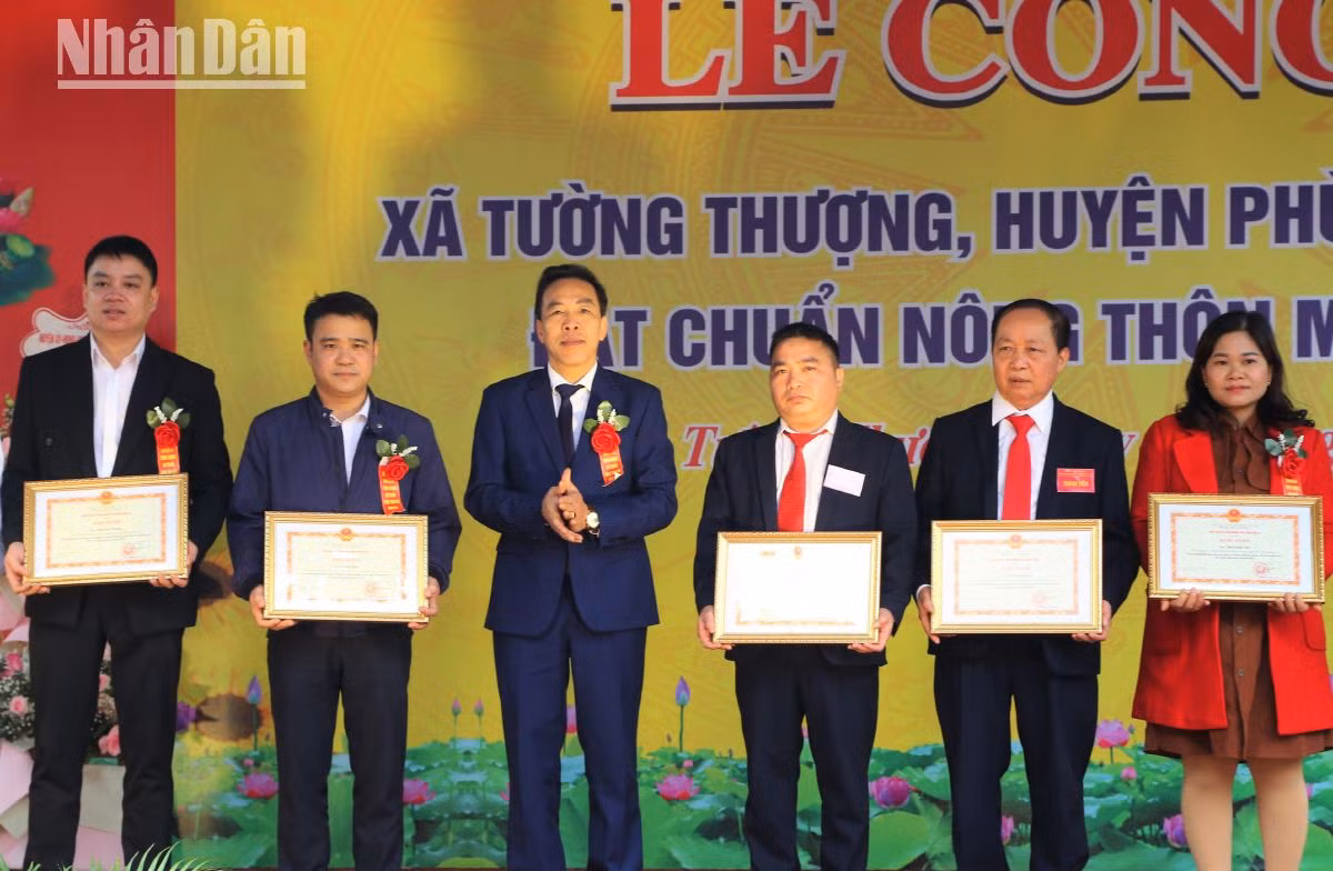Các cá nhân có thành tích xuất sắc nhận bằng khen của Ủy ban nhân dân tỉnh Sơn La.