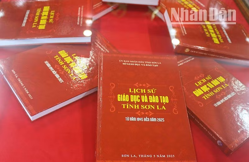 Cuốn sách “Lịch sử giáo dục và đào tạo tỉnh Sơn La từ năm 1945-2025”. Cuốn sách “Lịch sử giáo dục và đào tạo tỉnh Sơn La từ năm 1945-2025”.