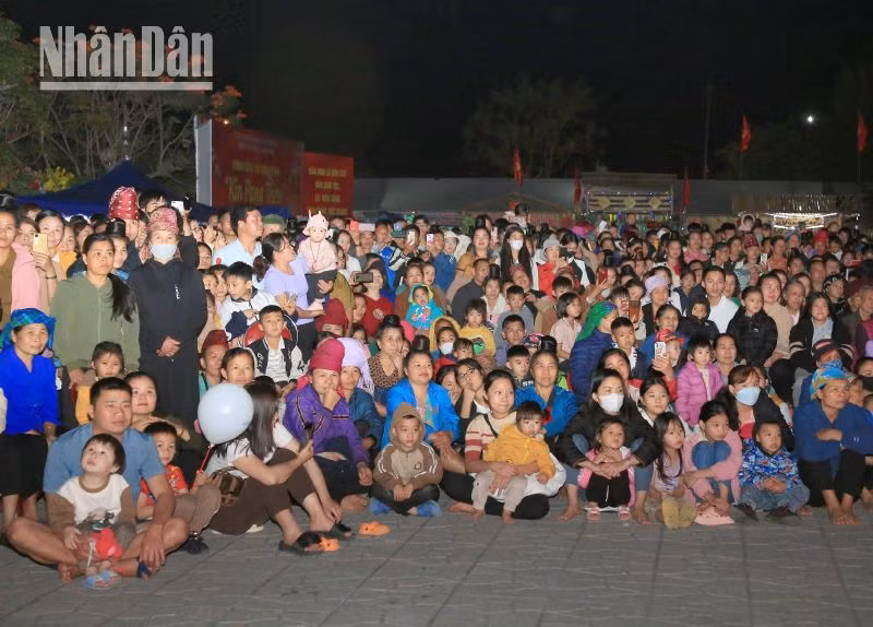 Sôi động tuần văn hóa, thể thao và du lịch trên sông Đà ảnh 1 Sôi động tuần văn hóa, thể thao và du lịch trên sông Đà ảnh 1