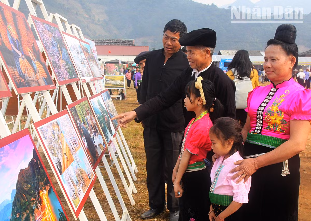 Người dân tham quan triển lãm tranh nghệ thuật tại ngày hội hoa sơn tra năm 2023.